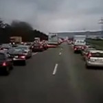 Cum se face loc masinilor de salvare pe autostrada? (video)
