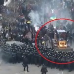 Proteste la Kiev: Protestatarii au intrat cu buldozerul in fortele de ordine (video)