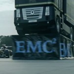 Record Guinness: Un camion Renault sare peste o masina Lotus F1 (VIDEO)