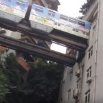 Trece trenul printre blocuri… (VIDEO)